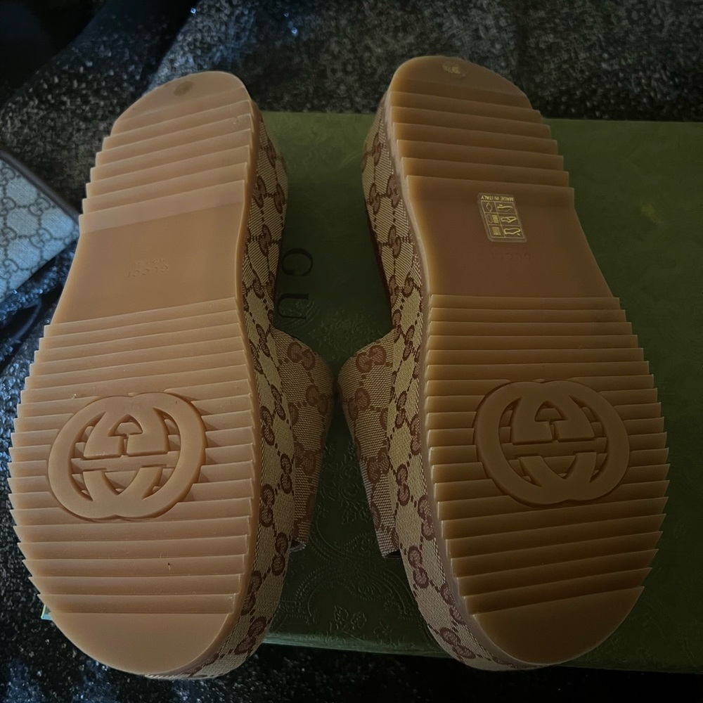Brand new Gucci sandals never worn - Picture 3 of 4